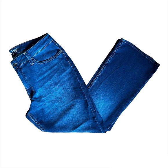 NWT - Lee Women's Regular Fit Bootcut Petite Jeans - Picture 1 of 3